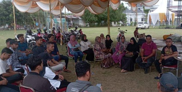 Festival Rapai Bireuen Meuseuraya, sebuah perhelatan akbar yang dihelat setiap tahun di Kabupaten Bireuen, Aceh, kembali akan digelar. Acara yang menjadi simbol budaya dan tradisi masyarakat Bireuen ini menjanjikan kemeriahan yang luar biasa. Tahun ini, panitia penyelenggara (Panpel) tengah gencar mematangkan persiapan untuk menghadirkan festival yang lebih spektakuler dan berkesan. Berbagai aspek, mulai dari teknis hingga penataan acara, disiapkan dengan matang untuk memastikan kelancaran dan kesuksesan Festival Rapai Bireuen Meuseuraya. ## Persiapan Teknis: Menjamin Kelancaran Festival Persiapan teknis menjadi hal yang krusial dalam penyelenggaraan festival tingkat besar seperti Festival Rapai Bireuen Meuseuraya. Panpel tidak hanya fokus pada aspek kesiapan panggung dan tata suara, tetapi juga memperhatikan seluruh aspek teknis yang menunjang kelancaran acara. 1. Kelengkapan Infrastruktur dan Fasilitas: Salah satu fokus utama panitia adalah memastikan kelengkapan infrastruktur dan fasilitas yang dibutuhkan untuk menunjang kelancaran acara. Berikut adalah beberapa fokus persiapan teknis yang dilakukan panitia: Pembangunan dan Penataan Panggung: Panpel telah menyiapkan sebuah panggung megah dan representatif untuk menampilkan pertunjukan rapai yang memukau. Desain panggung dirancang dengan memperhatikan aspek estetika dan fungsionalitas, memastikan kenyamanan para penampil dan penikmat rapai. Tata Suara dan Pencahayaan: Untuk menghadirkan kualitas audio visual terbaik, Panpel telah menyiapkan peralatan tata suara dan pencahayaan yang canggih. Tim teknisi profesional akan mengatur pencahayaan yang dramatis dan efek suara yang memikat selama pertunjukan berlangsung. Kelengkapan Toilet dan Tempat Ibadah: Panpel menjamin ketersediaan toilet dan tempat ibadah yang bersih dan nyaman bagi para pengunjung. Hal ini menjadi bagian penting untuk memberikan kenyamanan dan kepuasan bagi seluruh tamu yang hadir di festival. Keamanan dan Keselamatan: Panpel bekerja sama dengan pihak keamanan untuk memastikan keamanan dan keselamatan seluruh pengunjung selama festival berlangsung. Personel keamanan akan berjaga di berbagai titik strategis untuk mengantisipasi potensi kericuhan dan kejadian yang tidak diinginkan. Penataan Area Parkir: Area parkir yang luas dan terorganisir menjadi kunci untuk menghindari kemacetan dan memudahkan pengunjung dalam memarkirkan kendaraan mereka. Panpel telah menyiapkan area parkir yang terbagi berdasarkan jenis kendaraan, sehingga memudahkan akses dan aliran kendaraan. 2. Pengaturan Akomodasi dan Transportasi: Untuk menjamin kenyamanan para pengunjung yang datang dari luar Bireuen, Panpel juga memperhatikan masalah akomodasi dan transportasi. Ketersediaan Hotel dan Penginapan: Panpel bekerja sama dengan berbagai hotel dan penginapan di Bireuen untuk menyediakan ruang bagi para tamu yang membutuhkan tempat menginap. Panpel juga menyediakan informasi mengenai lokasi dan kontak hotel dan penginapan yang tersedia di sekitar lokasi festival. Transportasi Publik: Untuk memudahkan akses menuju lokasi festival, Panpel menyediakan transportasi publik yang terjadwal. Panpel juga bekerja sama dengan operator transportasi untuk menyediakan layanan antar-jemput bagi para tamu yang ingin menikmati berbagai objek wisata di Bireuen. 3. Pemanfaatan Teknologi Informasi: Panpel memanfaatkan teknologi informasi untuk mempermudah akses informasi dan meningkatkan efektivitas pengelolaan festival. Website Resmi Festival: Panpel telah meluncurkan website resmi festival yang berisi informasi lengkap mengenai acara, jadwal pertunjukan, dan peta lokasi. Website ini juga menyediakan platform untuk pendaftaran bagi para peserta rapai dan pemesanan tiket. Aplikasi Mobile: Panpel juga mengembangkan aplikasi mobile yang dapat diunduh oleh para pengunjung. Aplikasi ini menyediakan informasi terkini mengenai festival, jadwal pertunjukan, lokasi stan, dan fasilitas yang tersedia. Media Sosial: Panpel aktif menggunakan media sosial untuk mempromosikan festival dan berinteraksi dengan para pengunjung. Panpel juga memanfaatkan media sosial untuk memberikan informasi terbaru mengenai festival, seperti perubahan jadwal atau informasi penting lainnya. ## Rekomendasi dan Kritik: Memperkaya Konten Festival Meskipun Festival Rapai Bireuen Meuseuraya telah menjadi bagian integral dari budaya Bireuen, panitia selalu berupaya untuk memperkaya konten festival dan meningkatkan kualitasnya. Rekomendasi dan kritik dari berbagai pihak sangat diapresiasi dan menjadi bahan pertimbangan untuk menyempurnakan penyelenggaraan festival di tahun-tahun mendatang. 1. Memperkuat Aspek Edukasi dan Pelestarian Budaya: Festival Rapai Bireuen Meuseuraya tidak hanya menjadi ajang hiburan, tetapi juga wadah untuk edukasi dan pelestarian budaya. Workshop dan Lokakarya: Panpel dapat menyelenggarakan workshop dan lokakarya yang membahas sejarah dan teknik memainkan rapai. Workshop ini dapat melibatkan seniman dan budayawan berpengalaman untuk berbagi ilmunya kepada generasi muda. Pameran Alat Musik Tradisional: Panpel dapat menghadirkan pameran alat musik tradisional, termasuk rapai, yang disertai dengan penjelasan mengenai sejarah dan proses pembuatannya. Pameran ini dapat meningkatkan pemahaman dan apresiasi pengunjung terhadap alat musik tradisional. Pertunjukan Rapai dari Berbagai Daerah: Panpel dapat mengundang kelompok rapai dari berbagai daerah di Aceh untuk menampilkan pertunjukannya. Hal ini dapat memperkaya variasi dan memperkenalkan rapai dari berbagai daerah kepada pengunjung. 2. Memperluas Jangkauan dan Partisipasi: Festival Rapai Bireuen Meuseuraya diharapkan dapat menjangkau khalayak yang lebih luas dan melibatkan lebih banyak pihak. Pemilihan Duta Festival: Panpel dapat memilih duta festival untuk mempromosikan acara ini di berbagai media dan platform. Duta festival dapat menjadi representasi dari semangat dan nilai-nilai yang ingin diangkat dalam festival. Kolaborasi dengan Seniman dan Budayawan: Panpel dapat menjalin kolaborasi dengan seniman dan budayawan dari berbagai bidang untuk memperkaya konten festival. Kolaborasi dapat diwujudkan dalam bentuk pertunjukan, pameran, atau workshop. Peningkatan Promosi dan Media: Panpel dapat meningkatkan upaya promosi dan media untuk memperkenalkan festival kepada khalayak yang lebih luas. Panpel dapat memanfaatkan media cetak, elektronik, dan digital untuk menjangkau target audiens yang lebih luas. ## Keunikan dan Daya Tarik Festival Rapai Bireuen Meuseuraya Festival Rapai Bireuen Meuseuraya memiliki keunikan dan daya tarik tersendiri yang menjadi magnet bagi para penikmat seni dan budaya. 1. Tradisi dan Sejarah yang Kaya: Tradisi rapai di Bireuen memiliki sejarah yang panjang dan kaya. Rapai bukan sekadar alat musik, tetapi juga simbol budaya dan identitas masyarakat Bireuen. Asal-usul Rapai: Rapai di Bireuen memiliki sejarah yang terkait dengan kerajaan-kerajaan Islam di Aceh. Rapai digunakan dalam berbagai ritual keagamaan dan kegiatan masyarakat, seperti pesta pernikahan, menyambut tamu, dan pertunjukan seni. Keunikan Rapai Bireuen: Rapai Bireuen memiliki ciri khas tersendiri dalam bentuk, ukuran, dan suara. Rapai Bireuen biasanya terbuat dari kayu, kulit kerbau, dan bambu. Irama dan lagu rapai Bireuen juga memiliki kekhasan yang tidak ditemukan di daerah lain. Peran Rapai dalam Masyarakat: Rapai memainkan peran penting dalam kehidupan masyarakat Bireuen. Rapai digunakan sebagai media hiburan, pendidikan, dan pengantar pesan. 2. Keindahan dan Keindahan Estetika: Pertunjukan rapai Bireuen menawarkan keindahan visual dan auditif yang memukau. Gerak dan Tata Tari: Penampilan rapai Bireuen diiringi dengan gerakan tangan dan kaki yang dinamis dan atraktif. Penari rapai juga mengenakan kostum yang indah dan berwarna-warni. Irama dan Melodi: Irama dan melodi rapai Bireuen memiliki karakteristik yang khas. Irama rapai Bireuen biasanya bertempo cepat dan energik, sementara melodi rapai Bireuen memiliki nuansa yang merdu dan harmonis. Kekuatan Ekspresi: Pertunjukan rapai Bireuen mampu mengekspresikan berbagai emosi, mulai dari kegembiraan, kesedihan, dan kekecewaan. ## Kesiapan Masyarakat: Merawat Budaya Lokal Festival Rapai Bireuen Meuseuraya tidak hanya menjadi tanggung jawab panitia, tetapi juga melibatkan partisipasi aktif dari masyarakat setempat. Kesiapan masyarakat menjadi penentu keberhasilan festival. 1. Dukungan dan Antusiasme Masyarakat: Masyarakat Bireuen memiliki antusiasme dan dukungan yang tinggi terhadap Festival Rapai Bireuen Meuseuraya. Partisipasi Aktif: Masyarakat Bireuen aktif berpartisipasi dalam festival, baik sebagai peserta rapai, penonton, maupun relawan. Peningkatan Ekonomi Lokal: Festival ini memberikan dampak positif bagi perekonomian masyarakat Bireuen. Festival ini meningkatkan kunjungan wisatawan dan meningkatkan pendapatan masyarakat di sektor pariwisata, kuliner, dan kerajinan. Peningkatan Kesadaran Budaya: Festival Rapai Bireuen Meuseuraya meningkatkan kesadaran masyarakat terhadap pentingnya melestarikan budaya lokal. 2. Peran Pemuda dan Generasi Muda: Generasi muda memegang peran penting dalam pelestarian tradisi rapai. Pembentukan Kelompok Rapai: Panpel mendorong pembentukan kelompok rapai di berbagai sekolah dan komunitas di Bireuen. Pelatihan dan Pembinaan: Panpel memberikan pelatihan dan pembinaan bagi generasi muda yang ingin belajar memainkan rapai. Pengajaran Rapai di Sekolah: Panpel mendorong agar rapai dimasukkan sebagai mata pelajaran ekstrakurikuler di sekolah. ## Kesimpulan Festival Rapai Bireuen Meuseuraya adalah bukti nyata dari kekayaan budaya dan semangat tradisi masyarakat Bireuen. Acara ini tidak hanya menjadi ajang hiburan, tetapi juga wadah untuk edukasi, pelestarian budaya, dan penguatan jati diri masyarakat Bireuen. Panpel terus berupaya untuk meningkatkan kualitas festival dan memperkaya kontennya dengan melibatkan berbagai pihak, termasuk seniman, budayawan, dan masyarakat setempat. Dukungan dan partisipasi masyarakat sangat penting untuk keberhasilan festival. Keberhasilan Festival Rapai Bireuen Meuseuraya menjadi cerminan semangat masyarakat Bireuen dalam menjaga dan melestarikan budaya lokal. Festival ini diharapkan dapat terus menjadi momentum untuk memperkenalkan dan mengangkat budaya Bireuen ke tingkat nasional dan internasional.