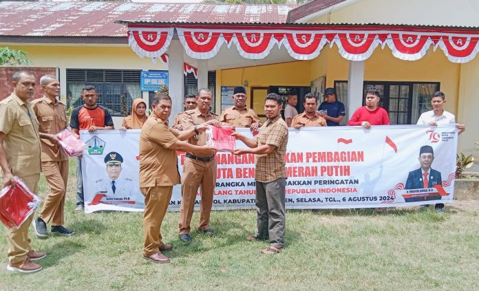 Pemkab Bireuen Bagikan 300 Lembar Bendera Merah Putih Kepada Masyarakat Kecamatan Makmur